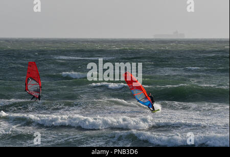 Gli appassionati di windsurf in mare mosso su East Wittering Beach, Nr. Chichester, West Sussex, Regno Unito Inghilterra Foto Stock