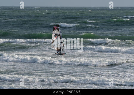 Gli appassionati di windsurf in mare mosso su East Wittering Beach, Nr. Chichester, West Sussex, Regno Unito Inghilterra Foto Stock