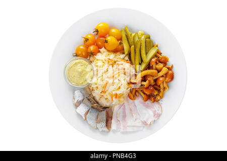 Antipasto freddo prima di alcool, cibo, crauti, cetrioli sottaceto, pomodori, funghi, miele agarics, strutto, aringa, senape sulla piastra, bianco isolare Foto Stock