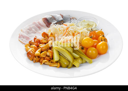 Antipasto freddo prima di alcool, cibo crauti, cetrioli sottaceto, pomodori ciliegini, salate, funghi, miele agarics, strutto, aringa, senape su piastra, Foto Stock