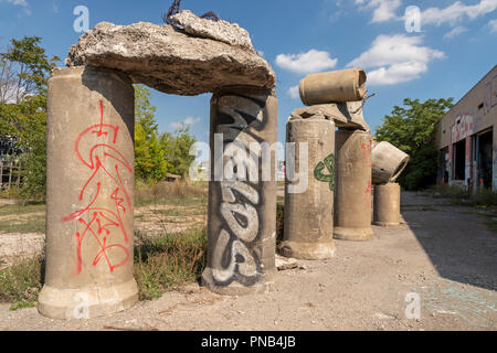 Detroit, Michigan - Un progetto artistico nello stile di Stonehenge creato dall'artista Scott Hocking fuori di canalizzazioni fognanti un altro scartata oggetti concreti i Foto Stock