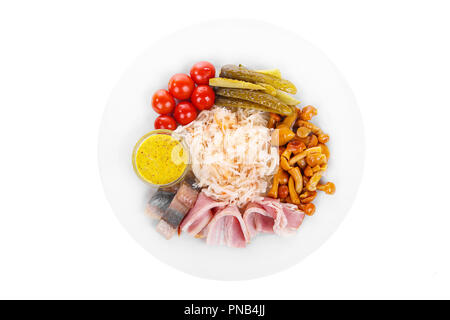 Antipasto freddo prima di alcool, cibo, crauti, cetrioli sottaceto, pomodori, funghi, miele agarics, strutto, aringa, senape sulla piastra, bianco isolare Foto Stock