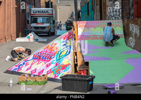 Detroit, Michigan - Costruzione di una temporanea sede di skateboard durante l annuale murales nel mercato public art festival di Detroit orientale ma Foto Stock