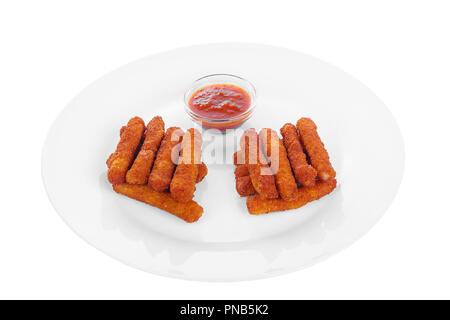 Antipasto caldo formaggio bastoni in dorate e croccanti impanati e fritti in olio, ketchup, salsa di pomodoro prima di alcool, il cibo sulla piastra, bianco isolato Sid di sfondo Foto Stock