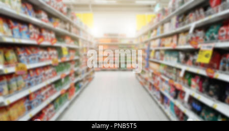 Sfocate ripiani dello shopping nel supermercato e department store. Centro commerciale di prodotti in vetrina marciapiede nella parte anteriore del carrello Foto Stock