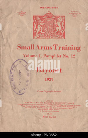 Armi di piccolo calibro manuale di formazione volume 1 opuscolo numero 12 baionetta pubblicato nel 1937 dall'ufficio di guerra per fornire istruzioni ai militari britannici su come usare il fucile a baionetta montato durante il periodo pre-bellico e la Seconda Guerra Mondiale Foto Stock