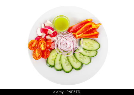 Snack, aperitivo assortimento di verdure fresche, pomodori ciliegini, fette di cetriolo, Rafano, pepe, cipolla, salsa di burro, basilico, prima di alcool, il cibo sulla piastra Foto Stock