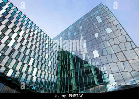 Architettura moderna vetri - esagonale in vetro colorato nella forma di blocchi di ghiaccio in corrispondenza di Harpa Concert Hall in città capitale di Reykjavik, Islanda Foto Stock