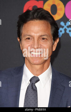 Benjamin Bratt alla premiere di Disney/Pixars "Coco" tenutasi presso El Capitan theater a Hollywood, CA, 8 novembre 2017. Foto di Giuseppe Martinez / PictureLux Foto Stock