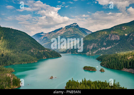 Diablo Lake, Davis, picco di North Cascades Parco Nat, vista dal lago di Diablo si affacciano, Skagit River Valley, North Cascades Highway, nello stato di Washington, USA Foto Stock