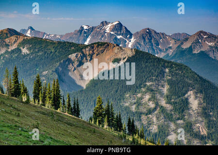 Montare Ballard, Okanogan gamma, vista da Pacific Crest Trail, Okanogan-Wenatchee foresta Nat, North Cascades, nello stato di Washington, USA Foto Stock