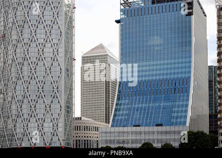 Close up degli edifici moderni sul Canary Wharf, Docklands East London Inghilterra England Regno Unito Foto Stock