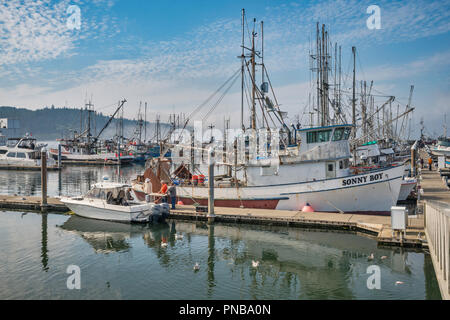 Barche da pesca in Makah Marina, Porto di Neah Bay, Makah Indian Reservation, Penisola Olimpica, nello stato di Washington, USA Foto Stock