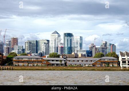 La costruzione di nuovi sviluppi a Canary Wharf visto dal Tamigi est Londra Inghilterra REGNO UNITO Foto Stock