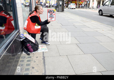 La donna a vendere il grande problema (rivista di aiutare gli sfollati hanno un reddito) in Street, London, England, Regno Unito Foto Stock