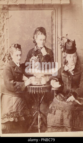 * Scafo Vittoriano, Yorkshire CDV (Carte De visite) che mostra un gruppo di donne gustando il tè del pomeriggio Foto Stock