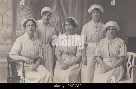 * Vintage Fotografia che mostra un gruppo di operaie nel loro uniformi Foto Stock