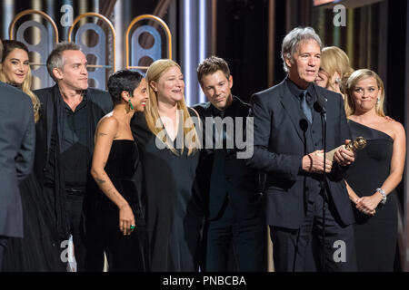 Accettando il Golden Globe per il miglior televisore serie limitate o Motion Picture realizzati per la televisione per 'Un piccolo grande sta' (HBO) sono Shailene Woodley, Jean-Marc Vallée, Zoe Kravitz, Bruna Papandrea, Per Saari, David E. Kelley, Nicole Kidman e Reese Witherspoon al settantacinquesimo Annuale di Golden Globe Awards presso il Beverly Hilton di Beverly Hills, CA domenica 7 gennaio 2018. Riferimento al file # 33508 591CCR per solo uso editoriale - Tutti i diritti riservati Foto Stock