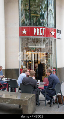 Gli uomini a conversare a tavola all'aperto, Prêt a Manger store, City of London, England, Regno Unito Foto Stock