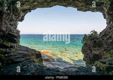 Vista orizzontale da una grotta a Bruce litorale della penisola a Cipro Lake National Park Shore di linea Foto Stock