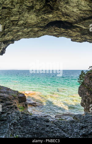 Vista orizzontale da una grotta a Bruce litorale della penisola a Cipro Lake National Park Shore di linea Foto Stock