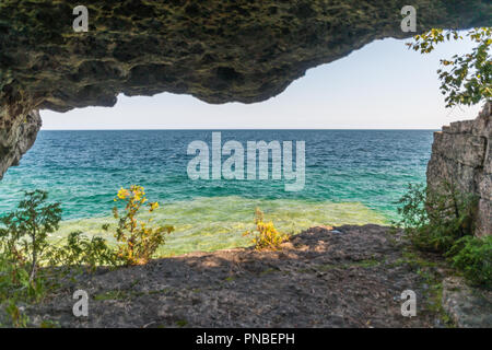 Vista orizzontale da una grotta a Bruce litorale della penisola a Cipro Lake National Park Shore di linea Foto Stock