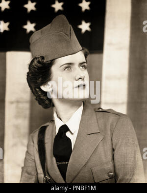 1940s ritratto di donna gravi volontario indossando la II guerra mondiale MILITARI ESERCITO uniforme - Una4240 HAR001 HARS B&W BRUNETTE libertà testa e spalle forza vittoria coraggio scelta leadership guerre mondiali orgoglio la seconda guerra mondiale la seconda guerra mondiale II GUERRA MONDIALE OCCUPAZIONI PATRIOT UNIFORMI PATRIOTTICA GUERRA MONDIALE 2 determinato rosso bianco e blu a stelle e strisce giovane donna adulta in bianco e nero di etnia caucasica HAR001 in vecchio stile Foto Stock