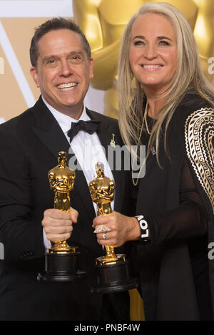 Lee Unkrich e darla K. Anderson pongono backstage con l'OSCAR® per il miglior lungometraggio animato per lavorare su "Coco" durante il live ABC teletrasmesso del novantesimo Oscar® al Dolby® Theatre in Hollywood, CA domenica 4 marzo 2018. Riferimento al file # 33546 653PLX per solo uso editoriale - Tutti i diritti riservati Foto Stock