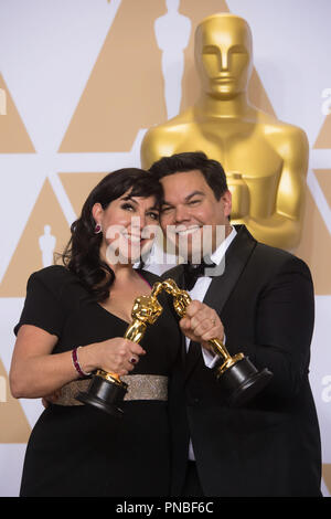 Dopo aver vinto l'OSCAR® per la musica scritta per motion pictures (brano originale) per "Ricordati di Me" da "Coco", Kristen Anderson-Lopez e Robert Lopez pongono backstage durante il live ABC teletrasmesso del novantesimo Oscar® al Dolby® Theatre in Hollywood, CA domenica 4 marzo 2018. Riferimento al file # 33546 669PLX per solo uso editoriale - Tutti i diritti riservati Foto Stock