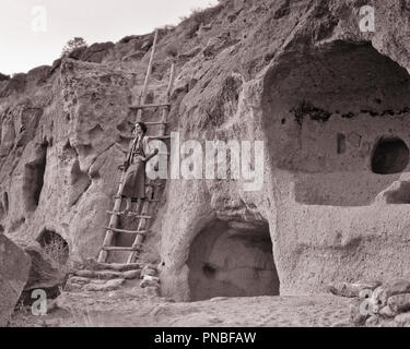 1930s TURISTA PERMANENTE SULLA SCALETTA IN ROVINE DI PUYE cliff dwellings NUOVO MESSICO USA - UN5074 HAR001 HARS B&W NORD AMERICA AVVENTURA CLIFF stili abbandonati turistica elegante NATIVE AMERICAN PUEBLO a sud-ovest di MODE MID-adulto metà donna adulta nativi americani NEW MEXICO ROVINE DI SANTA CLARA PUEBLO BIANCO E NERO ETNIA CAUCASICA HAR001 nm indigeni in vecchio stile Foto Stock