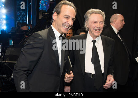 Christopher Walken con Alexandre Desplat come egli si pone backstage con l'OSCAR® per il conseguimento di una musica scritta per motion pictures (partitura originale) per lavori su "La forma dell'acqua" durante il live ABC teletrasmesso del novantesimo Oscar® al Dolby® Theatre in Hollywood, CA domenica 4 marzo 2018. Riferimento al file # 33546 783PLX per solo uso editoriale - Tutti i diritti riservati Foto Stock