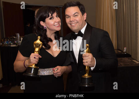 Dopo aver vinto l'OSCAR® per la musica scritta per motion pictures (brano originale) per "Ricordati di Me" da "Coco", Kristen Anderson-Lopez e Robert Lopez pongono backstage durante il live ABC teletrasmesso del novantesimo Oscar® al Dolby® Theatre in Hollywood, CA domenica 4 marzo 2018. Riferimento al file # 33546 785PLX per solo uso editoriale - Tutti i diritti riservati Foto Stock