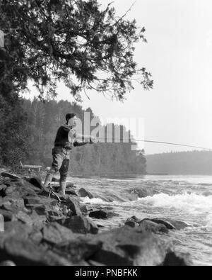 1920s uomo sportivo la colata di pesca a mosca nel deserto STREAM DELLA COLUMBIA BRITANNICA IN CANADA - UN918 HAR001 FLUSSO HARS maschi gancio atletico serenità ASTA SPIRITUALITÀ B&W la cattura di libera attività di specialità AMUSEMENT felicità avventura fisica HOBBY PER IL TEMPO LIBERO LA STRATEGIA DI RESISTENZA RUSHING INTERESSE HOBBY conoscenza passatempo ricreazione bobina di piacere nel deserto il collegamento sfuggire la flessibilità dei muscoli colata elegante OUTDOORSMAN sportivo di rilassamento di precisione giovane uomo adulto AMATORIALE IN BIANCO E NERO DI BRITISH COLUMBIA ETNIA CAUCASICA GODIMENTO HAR001 in vecchio stile Foto Stock