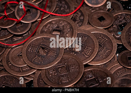Oriental, bronzo premio in denaro. Tradizionale e asiatici valuta cinese. Commercio globale, copie fasulle per la produzione di massa e interantional l'esportazione. Foto Stock