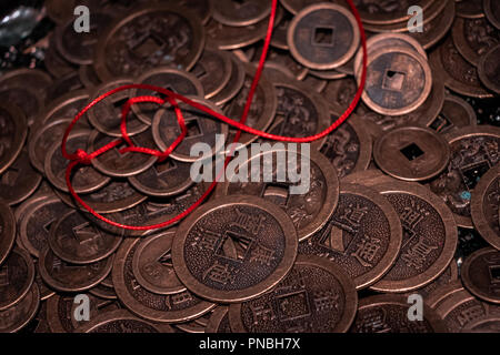 Oriental, bronzo premio in denaro. Tradizionale e asiatici valuta cinese. Commercio globale, copie fasulle per la produzione di massa e interantional l'esportazione. Foto Stock