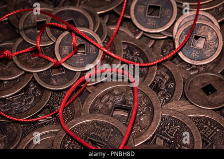 Oriental, bronzo premio in denaro. Tradizionale e asiatici valuta cinese. Commercio globale, copie fasulle per la produzione di massa e interantional l'esportazione. Foto Stock