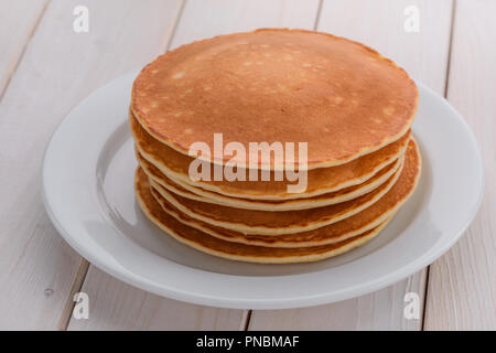 Frittelle impilati sulla piastra Foto Stock