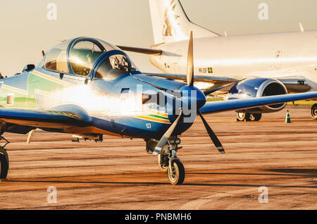 Campo Grande, Brasile - 09 Settembre 2018: Esquadrilha da Fumaca aereo (FAB) sbarcati presso la Base Aerea dopo l'air show di presentazione. A-29 Super Tuc Foto Stock