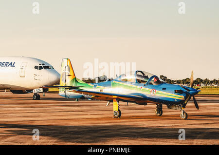 Campo Grande, Brasile - 09 Settembre 2018: vista laterale del Esquadrilha da Fumaca aereo (FAB) sbarcati presso la Base Aerea dopo l'air show presentatio Foto Stock