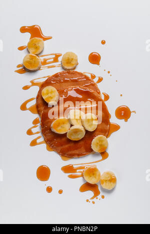 Frittelle con sciroppo e banana Foto Stock