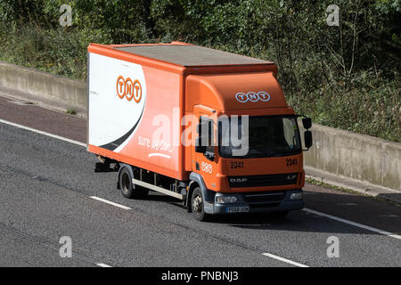 TNT arancione bianco consegna pacchi mezzi pesanti, DAF Trucks & autotrasporti, logistica veicoli di trasporto sulla M6 a Lancaster, Regno Unito Foto Stock