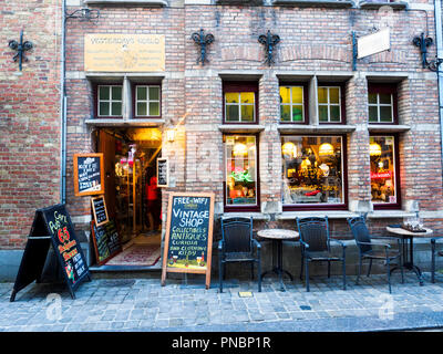 Facciata di un vintage e negozio di antiquariato - Bruges, Belgio Foto Stock