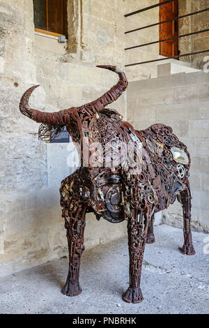 AVIGNON, Francia - 11 agosto 2017: Sculture nel territorio del palazzo papale Foto Stock