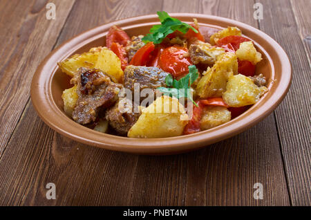 Otjahuri - georgiano piatto di carne di vitello con patate fritte e pomodori Foto Stock