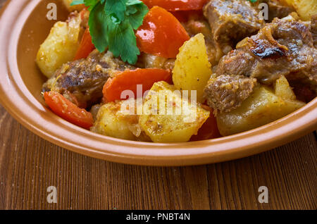 Otjahuri - georgiano piatto di carne di vitello con patate fritte e pomodori Foto Stock