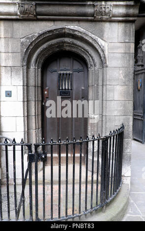 Una storica porta di legno all'interno di the gatehouse all'entrata di San Bartolomeo il grande in Smithfield London EC2 Inghilterra UK KATHY DEWITT Foto Stock