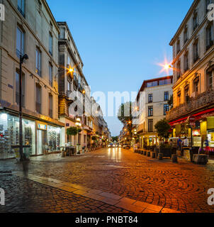 AVIGNON, Francia - 11 agosto 2017: via medievale nella città di Avignone. Vista notturna Foto Stock