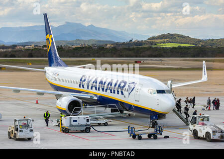 Girona, Spagna - 29 Marzo 2018: La compagnia Ryanair aereo Boeing 737 in Girona Airport nella giornata di sole Foto Stock