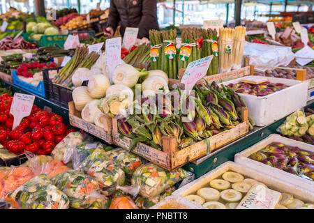 Venezia, Italia - 22 Marzo 2018: la verdura al mercato di Rialto di Venezia Foto Stock