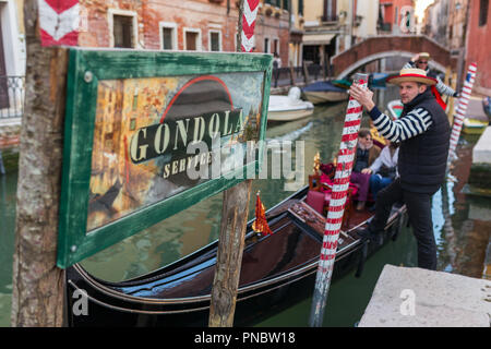 Venezia, Italia - 22 Marzo 2018: parcheggio in gondola su un canale d'acqua di Venezia con la gondola e segno di servizio Foto Stock